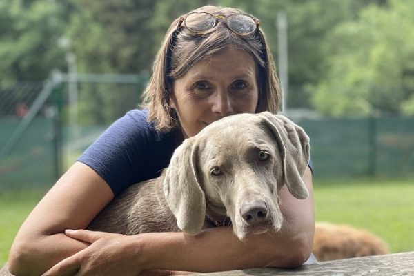 Hundetraining Franken - Galerie, Trainerin umarmt Weimaraner Hündin im Gehege